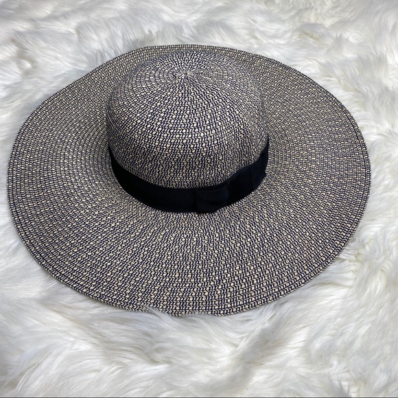 š¤SALE: price dropš¤Beach straw hat w/ black trim - Picture 1 of 6